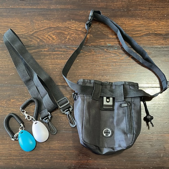 Dog training kit with treat bag and 2 clicker training devices with wrist straps - Picture 2 of 5